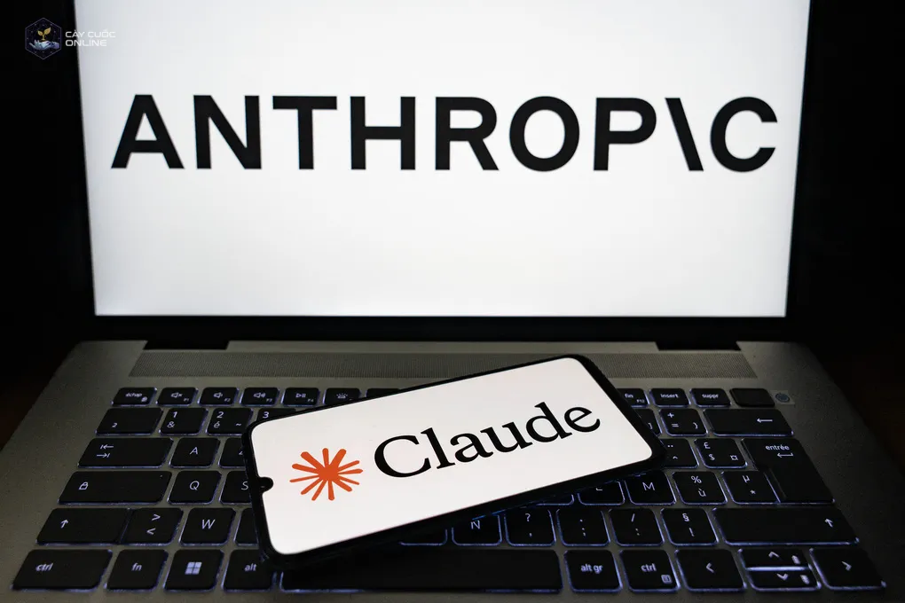 Logo Anthropic và mô hình Claude của công ty hiển thị trên màn hình. Ảnh: AFP