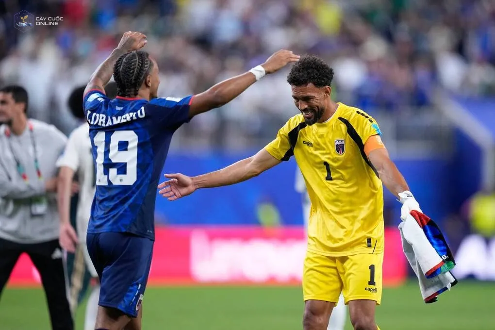Thủ môn Vozinha (phải) và tiền đạo Dailon Livramento mừng Cape Verde giành vé vào vòng 1/16 sau trận hòa Arab Saudi 0-0 ở lượt cuối bảng H World Cup 2026, tại Houston, Mỹ ngày 26/6. Ảnh: AP