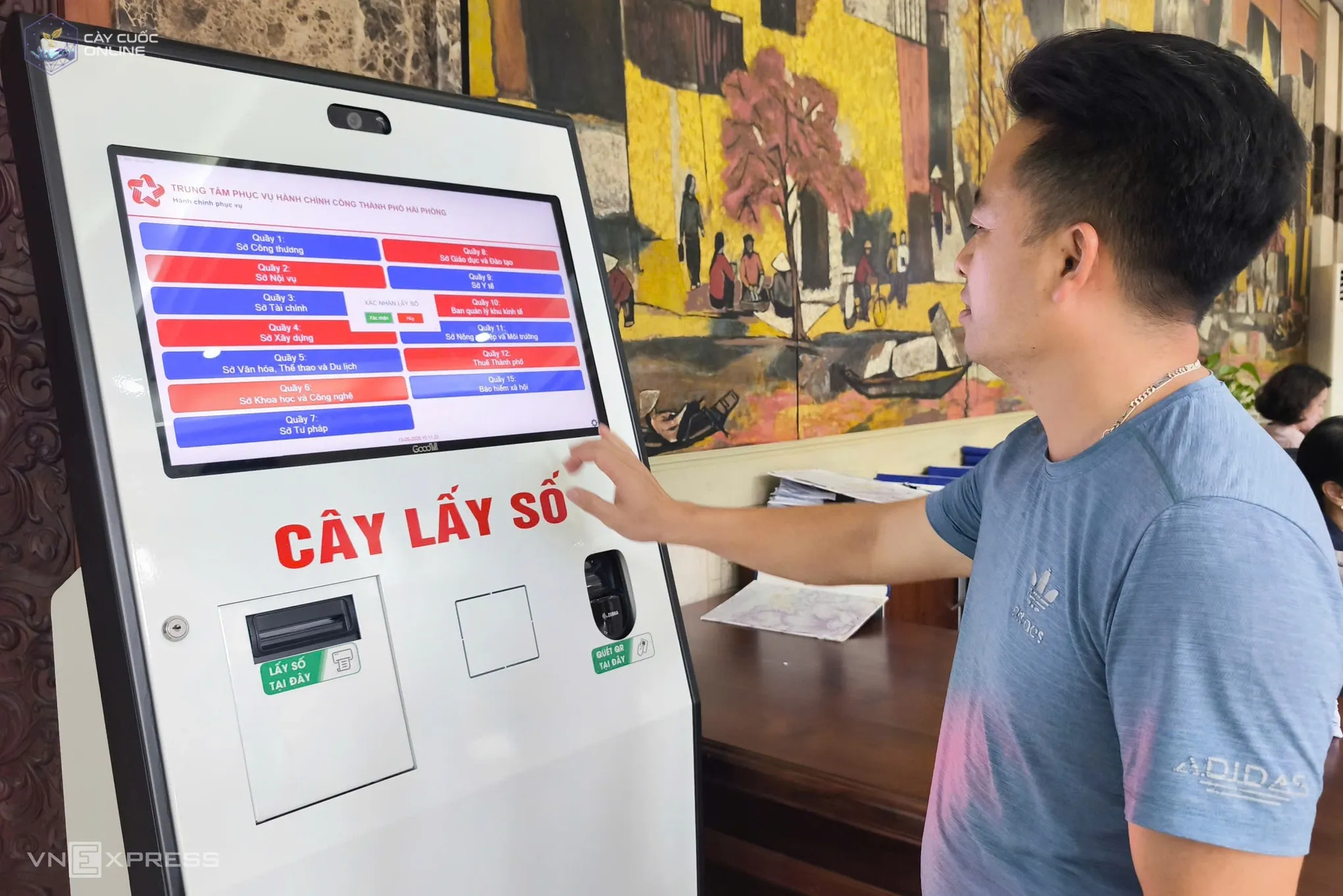 Người dân đến làm thủ tục ở Trung tâm phục vụ hành chính công TP Hải Phòng lấy số ở máy phân nhiệm vụ, ngày 12/5. Ảnh: Lê Tân