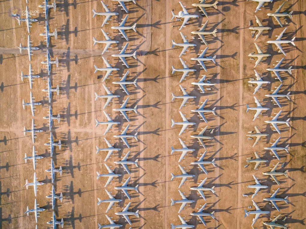 Nghĩa địa máy bay Davis-Monthan trên sa mạc Arizona, Mỹ, nhìn từ trên cao. Ảnh: Reuters