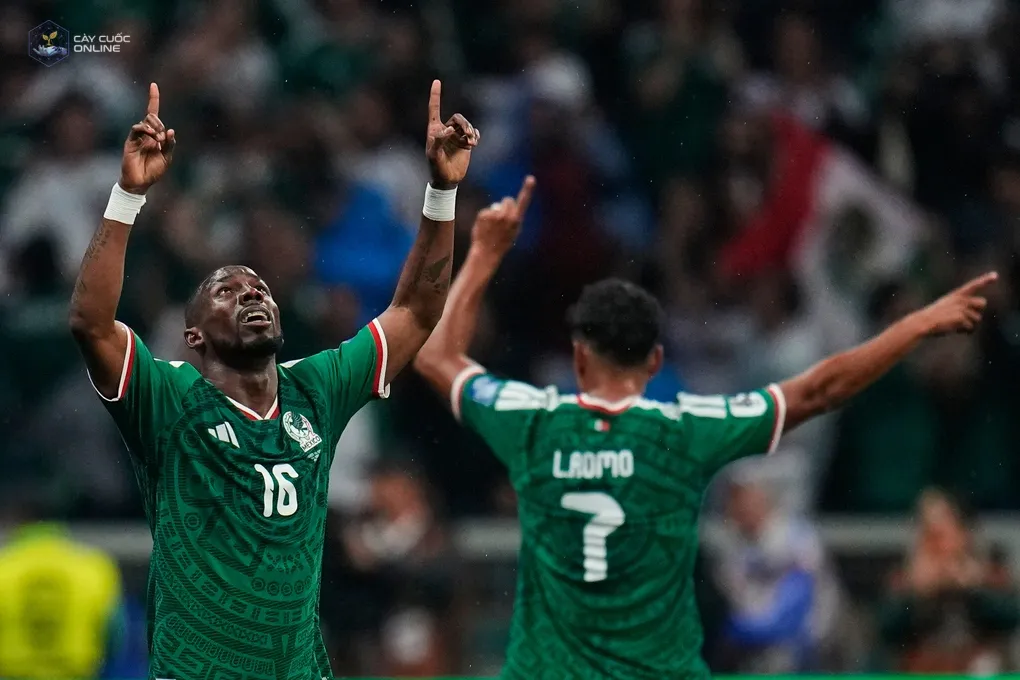 Julian Quinones (trái) ăn mừng cùng Luis Romo sau khi ghi bàn mở tỷ số cho Mexico trước Ecuador ở vòng 1/16 World Cup 2026 tại Mexico City. Ảnh: AP
