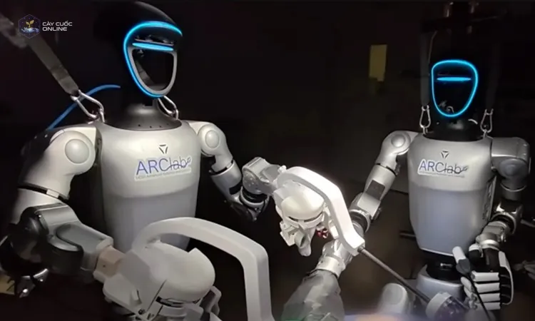 Ca phẫu thuật sử dụng hai robot hình người điều khiển từ xa. Ảnh: UCSD