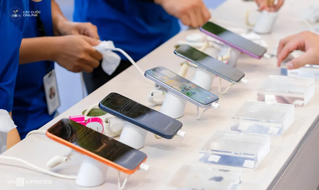 iPhone 17 series trưng bày trong ngày đầu mở bán tại một hệ thống. Ảnh: Tuấn Hưng