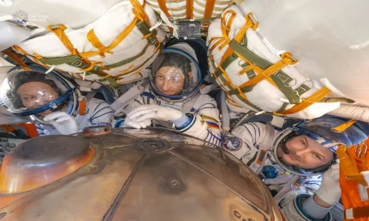 Từ trái qua phải là phi hành gia NASA Chris Williams, nhà du hành Roscosmos Sergey Kud-Sverchkov và Sergei Mikaev trong khoang tàu Soyuz MS-28 trước khi hạ cánh xuống Zhezkazgan, Kazakhstan hôm 27/7. Ảnh: NASA