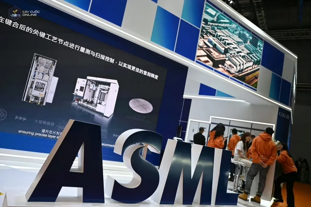 Logo của ASML (Hà Lan) xuất hiện tại một gian hàng trong khuôn khổ Hội chợ Nhập khẩu Quốc tế Trung Quốc (CIIE) ở Thượng Hải tháng 11/2025. Ảnh: DPA