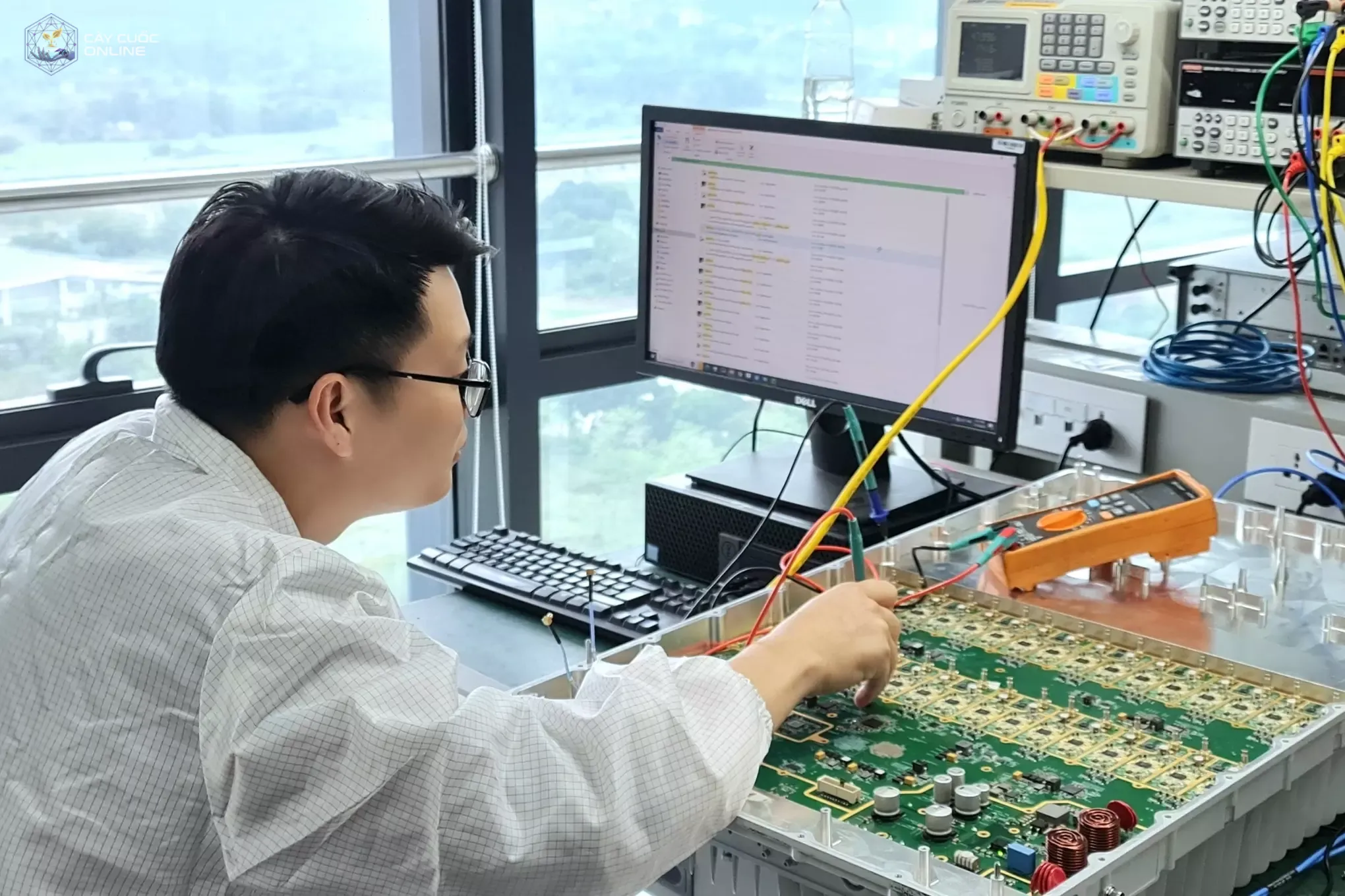 Kỹ sư đang thử nghiệm trạm gốc 5G do Việt Nam phát triển. Ảnh: Đan Khuê - Trọng Đạt